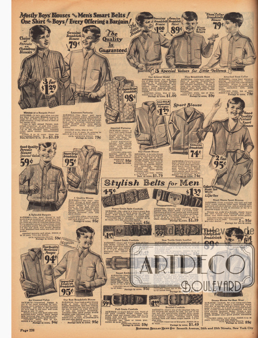 Unifarbene, bunte und gestreifte Hemden für Jungen für die Schule, zur Tageskleidung und auch zum Sport aus Perkal oder Chambray, Baumwoll-Breitgewebe, Rayon, Seidengeweben, merzerisierten Stoffen und Jacquard. Die Sporthemden (Mitte rechts) besitzen kurze Ärmel und weite Umlegekragen mit freiem Hals. Oben mittig wird des Weiteren ein Hemd mit dem Namen „The Little Aviator“ mit diagonaler Knopfleiste beworben.
Unten auf der Seite werden schmuckvolle Gürtel für Männer aus verschiedenen Ledersorten präsentiert.