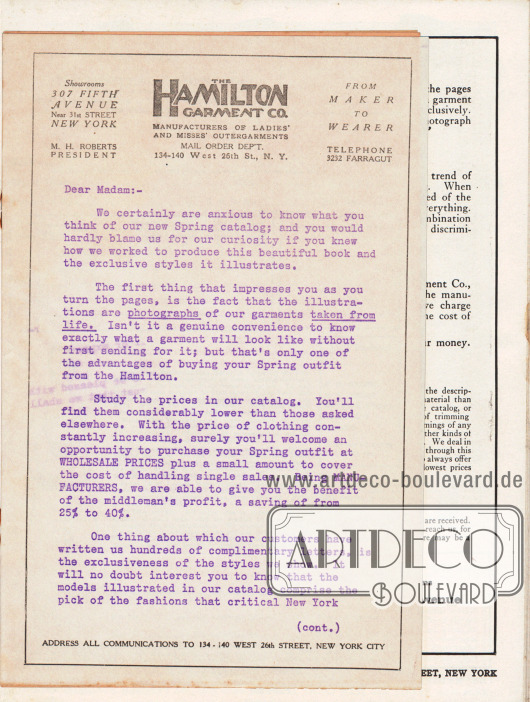 Lose Beilage im Katalog:
Geschäftsbrief (erste Seite), der sich an die Kundinnen von Hamilton Garment wendet. Mit gewissem Stolz weist der Geschäftsführer des Waren- und Versandhauses M. K. Roberts auf die ausschließliche Nutzung der Fotografie hin, da diese einen realistischen Eindruck der präsentierten Mode vermittelt.
Zweitens bittet er die Kundinnen die Preise mit denen der Konkurrenz zu vergleichen. Diese werden dadurch feststellen, dass die Preise bei Hamilton Garment wesentlich günstiger als bei der Konkurrenz sind - und das trotz der sprunghaften Preisanstiege in den letzten Monaten. Die Kleidung wird laut Roberts zu Großhandelspreisen und ohne Einzelhandelsaufschläge etwa 25 bis 40 Prozent günstiger als im normalen Einzelhandel verkauft. Zudem ist die Firma gleichzeitig auch Hersteller der präsentierten Mode.