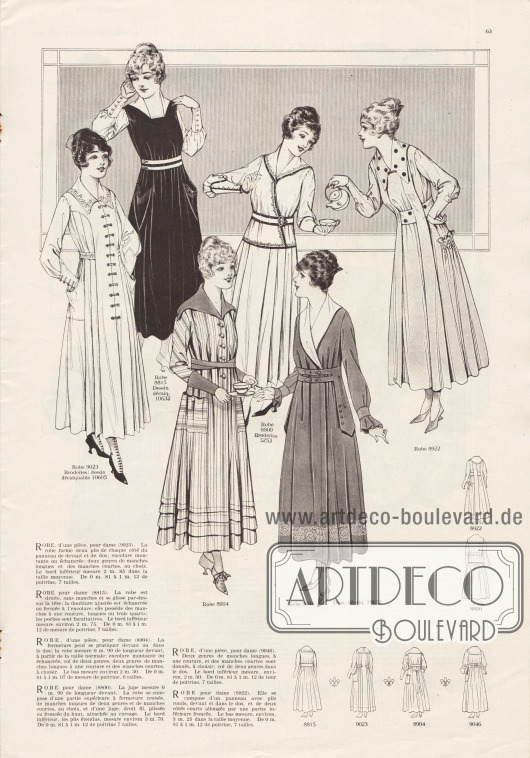 9023 & 10605: Mantelkleid für Damen mit eingearbeiteten, rund ausgeschnittenen Beuteltaschen und besticktem Kragen und Gürtel. Plissierte Paneele sind beidseitig bogig an Passe und Frontpaneel angefügt. Spitze, hohe Manschetten.
8815 & 10632: Einfaches und gleichzeitig elegantes Damenkleid aus schwarzem Stoff. Ärmel, Kragen, Doppelgürtel sowie die engen Manschetten sind aus kontrastierendem, weißen Material. Aufgesetzte pfeilartige Taschen.
8904: Schickes Mantelkleid aus gestreiftem Stoff und einfarbigem, dunkleren Material für die hohen Manschetten, den Gürtel und den Kragen. Für die aufgesetzten Taschen ist das gestreifte Material horizontal verarbeitet. Rocksaum mit mehreren unterschiedlich breiten Rüschen.
8800 & 3253: Zweiteiliges Damenkleid bestehend aus Bluse und Plisseerock. Das Oberteil wird überkreuzt und mit einem Gürtel geschlossen. Dunkle Einfassborte ziert den Kragen, die hohen Manschetten und die restlichen Kanten des Oberteils.
9046 &10632: Mondänes Damenkleid aus dunklem Material mit verdeckter Knopfleiste und einem weißen Schalkragen. Die Manschetten sind gebunden und wie der Rocksaum rundum bestickt. Doppelter Gürtel mit beidseitigen pfeilartigen, lose aufliegenden Laschen.
8922: Damenkleid für den Nachmittag aus hellem Stoff. Für Kragen und Gürtel wurde großgepunktetes Material verarbeitet. Zwei schmale Stoffpaneele greifen von den Schultern über den Gürtel bis hin zum Saum. Seitliche Einsätze am Rock bilden Taschen die mit Reihenziehungen markiert sind.