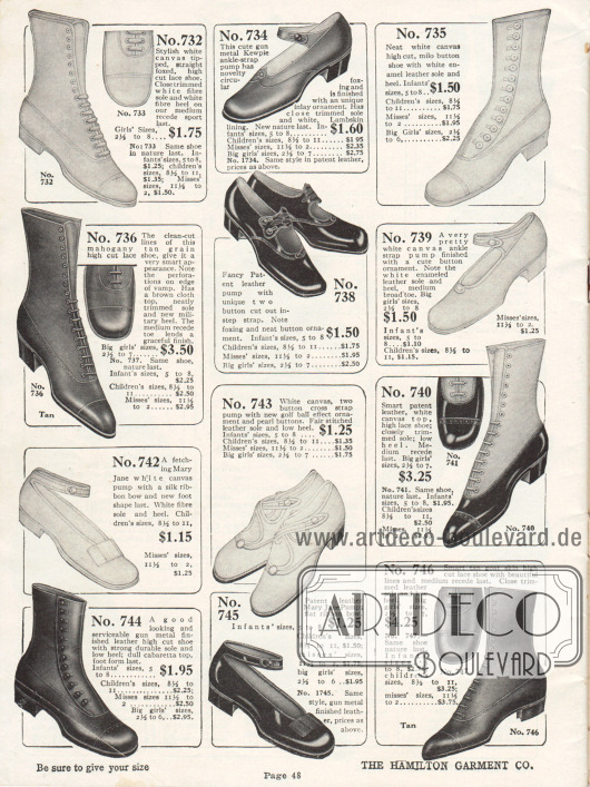 Schuhe für Mädchen und junge Damen im Alter von etwa 5 bis 18 Jahren. Das Angebot umfasst sechs Schnürstiefeletten, zwei Schnallenpumps und vier Pumps mit Knöchelschnalle, sogenannte „Mary Jane Pumps“. Die Schuhe sind aus Kanevas, Lackleder sowie Ziegenleder. Neben Schnürung werden einige Stiefeletten auch nur mit Knöpfen geschlossen. Alle Schuhe besitzen niedrige, flache Absätze.