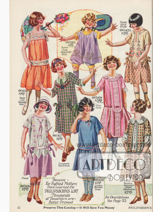 Seite mit sechs Kleidchen für Mädchen im Alter von sieben bis 14 Jahren aus Normandie Schleierstoff, Baumwoll-Krepp, handbesticktem Gingham, Schleierstoff und Spitze, besticktem Pongee (Seide) und nochmals Baumwoll-Krepp.
Dazu finden sich oben und unten mittig zwei „bloomer dresses“ für kleine Mädchen von zwei bis sechs Jahren. Bei diesen sehr weit geschnittenen Kleidchen trägt das Kind unter dem Rock ein knielanges Höschen.