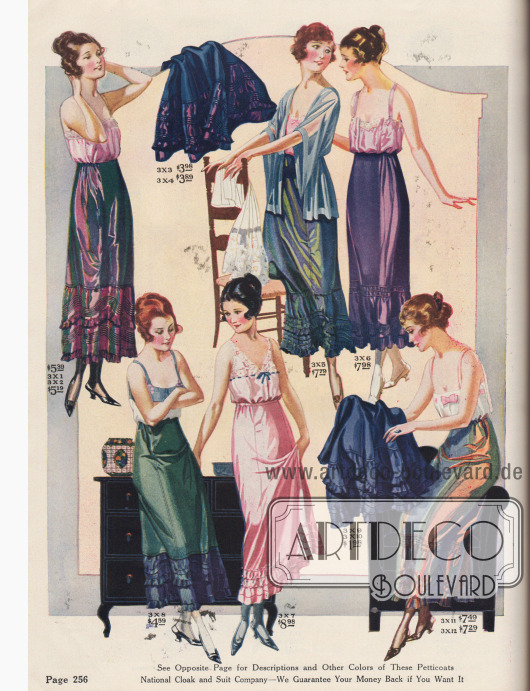 Seiden-Taft, Seiden-Jersey und Satin sind die verwendeten Stoffe für diese Petticoats (Unterröcke) mit reichen aufgenähten Volants und Rüschen an den Rocksäumen.