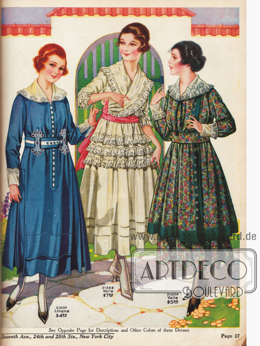 Kleider für junge Damen. Das rechte Kleid ist aus kunstvoll, floral-gemustertem Voilestoff.