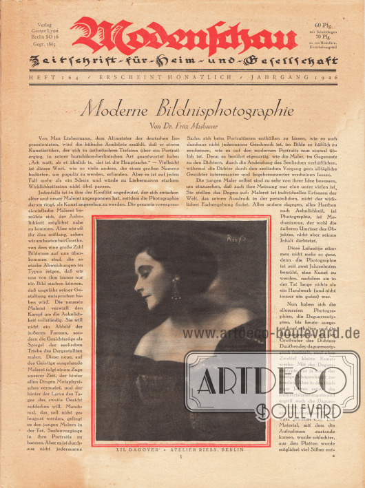 Titelseite der Modenschau Nr. 164 vom August 1926.
Artikel:
Maibauer, Dr. Fritz, Moderne Bildnisphotographie.
Im unteren Zentrum der Seite wird eine Fotografie der deutschen Filmschauspielerin Lil Dagover (1887-1980) präsentiert.
Foto: Atelier Riess, Berlin (Frieda Gertrud Riess, 1890-ca.1955).