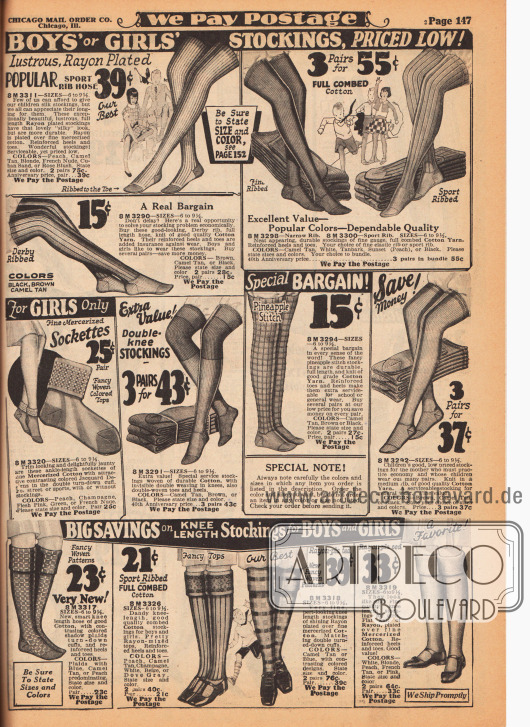 Gemusterte, karierte, gerippte oder unifarbene Strümpfe aus matt glänzendem Rayon, gekämmter Baumwolle sowie Rayon und merzerisierter Baumwolle für Jungen und Mädchen.
In der Mitte links befinden sich Söckchen („Sockettes“) mit bunt gewebtem Bündchen aus merzerisierter Baumwolle.