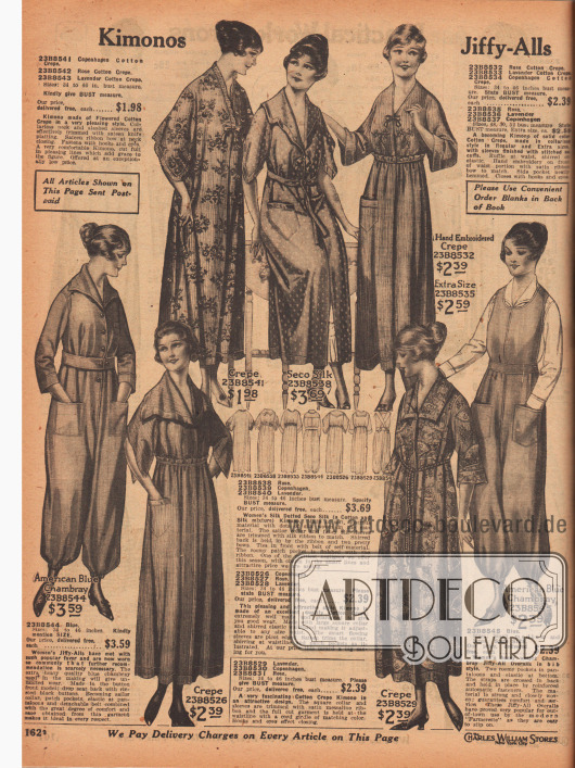 Kimonos und Overalls (hier engl. „Jiffy-Alls“ genannt) für Damen.
Die Kimonos, Morgenmäntel und Bademäntel sind aus geblümtem, bunt gemustertem oder unifarbenem Baumwoll-Krepp oder gepunktetem „Seco Silk“ (Baumwoll-Seiden-Mischgewebe). Die Kimonos sind mit Rüschen, Stickereien oder feinen Schleifen verschönt. Die Modelle werden mit schmalen Gürtelbändern oder Kordeln mit kleinen Quasten geschlossen oder sind gürtellos.
Des Weiteren werden links und rechts auf der Seite schnell anziehbare Overalls aus amerikanisch-blauem Chambray (ähnlich Denim Jeansstoff) für Frauen offeriert. Die beiden hier angebotenen Overalls sind entweder ärmel- und kragenlos oder besitzen beides. Große aufgesetzte Taschen und Bündchen am Knöchel sind charakteristisch.