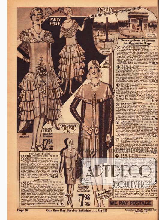 Links ein extravagantes Abendkleid aus Seiden-Georgette mit einem Spitzenkragen, der sich zu einem Cape ausweitet und einem Rock mit mehreren übereinanderliegenden Volants. Der Saum ist asymmetrisch verlängert und das Oberteil ist eng tailliert. Eine Stoffblume schließt das Kleid ab.
Rechts daneben ein Ensemble mit einem Mantel aus Rayon-Brokat und einem Kleid aus Rayon Krepp. Das Kleid zeigt ein Cape mit Plisseerand, eine Frontleiste mit Knöpfen die in einer Schleife endet und einen plissierten Rock.
