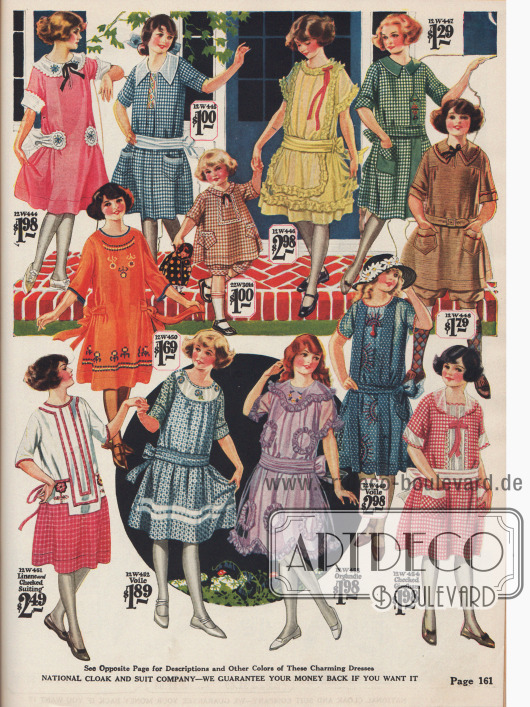 Kleider für Mädchen im Alter von 7 bis 14 Jahren aus Leinen, Gingham, Organdy, Schleierstoff und Baumwolle.
Ein braunes Knickerbockerkleidchen (oben rechts) und ein weites Kleidchen mit Höschen für kleine Mädchen (Mitte oben) fallen aus dem Rahmen.