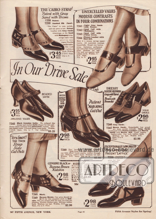 „Alle Preise reduziert in unserem ehrgeizigen Ausverkauf“ (engl. „Every Price Reduced In Our Drive Sale“).
Schnallenschuhe, Oxfords und Sandalen mit niedrigen oder mittelhohen militärischen Absätzen aus Lackleder, Kalbsleder oder Chevreauleder (Ziegenleder). Das Oxford Paar (Mitte rechts) und einige andere Modelle zeigen zwei farbig kombinierte Ledersorten. Ein Paar Abendschuhe ist aus Satin gefertigt und ist mit Strasssteinen versehen (Mitte links).
Oben rechts wird ein Paar Sandalen mit „Cairo Strap“ beworben und in der Mitte ein Schuhpaar mit „Mah-Jong“ Ausstanzungen.