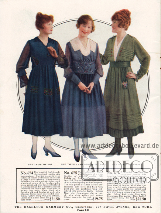 Exklusive Teekleider und Nachmittagskleider für Damen. Die eleganten Modelle sind aus marineblauem Seiden Krepp Meteor, kopenhagen-blauem Seiden-Taft und Georgette Krepp sowie hellgrünem Seiden Georgette Krepp.
Die Ärmel und der Kragen des ersten Modells sind aus halbdurchsichtigem Georgette Krepp hergestellt. Farblich abstechende, aber dezente Stickereien sind an Taille und Rock zu finden. Das zweite Modell zeigt eine Garnitur aus weißer Georgette und besitzt einen weit ausgestellten Rock sowie einen sehr breiten und kunstvoll bestickten Gürtel aus Taft. Paspeln, Biesen und bestickte Stoffstreifen, ausgehend vom Gürtel sind erwähnenswerte Details des dritten Kleides. Ein Unterrock aus japanischer Seide schaut unten hervor.
