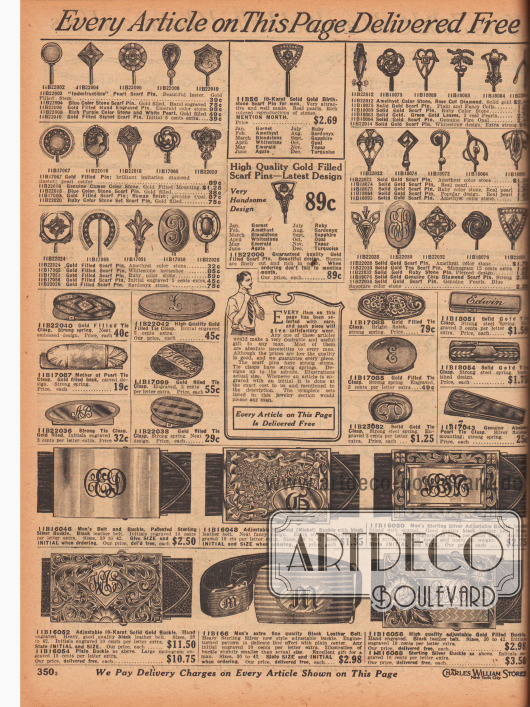 „Jeder Artikel auf dieser Seite wird frei Haus geliefert“ (engl. „Every Article on This Page Delivered Free“).
Seite mit Schmuck für Herren: Kragennadeln, Krawattenspangen und Gürtel mit kunstvollen Schließen.
Oben befinden sich kunstvolle, vergoldete Krawattennadeln (links) oder aus reinem Gold (rechts). Die Nadeln sind zum Teil mit Geburtssteinen versehen (siehe Tabelle oben Mitte). Im mittleren Bereich befinden sich ornamental gearbeitete, vergoldete Krawattenspangen sowie Spangen aus echtem Gold. Unten befinden sich Ledergürtel mit eleganten, dekorativen Schließen aus Sterling Silber, Nickel, vergoldetem Metall oder sogar purem Gold. Gegen 10 Cent Aufpreis werden die Schließen auf Wunsch mit den Initialen versehen.