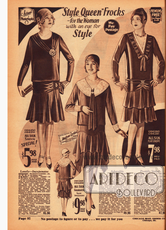 Kleider mit glockig geschnittenen Röcken und Volants aus reinem Seiden-Satin, Seiden-Georgette und Seiden Krepp. Das Kleid in der Mitte ist mit Ärmelaufschlägen und einem breiten Kragen aus Écru-Spitze geschmückt und zeigt krawattenartige Schleifenenden.