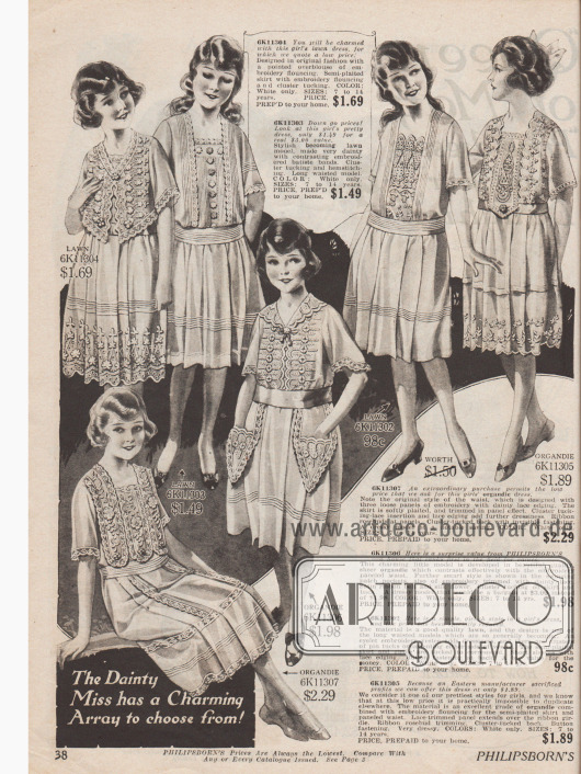 Doppelseite mit Kleidern für Mädchen im Alter von 7 bis 14 Jahren. Die Kleidchen sind aus „lawn cloth“ (flach gewebter Leinenstoff), Organdy (transparenter Batist) und ähnlichen leichten Netzstoffen für den Sommer. Auffällig sind die überschwänglichen handgearbeiteten Stickereien und Spitzengarnierungen.