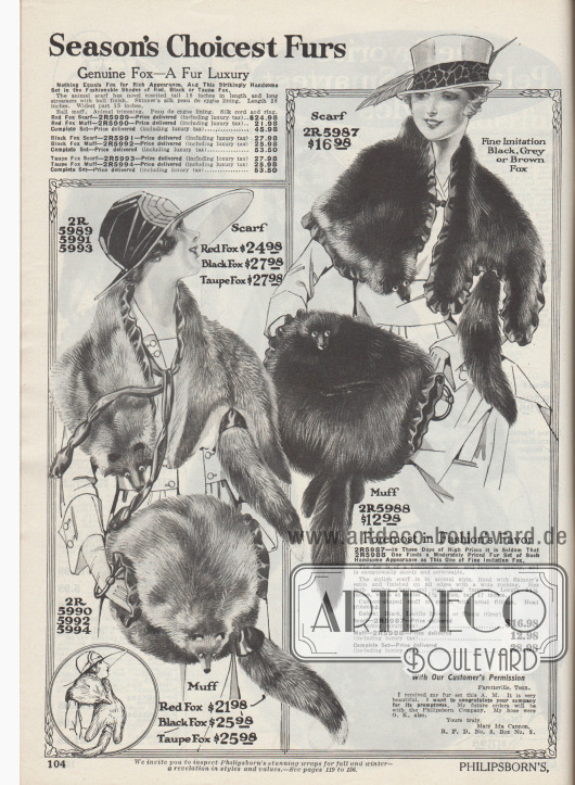 „Die allerfeinsten Pelze der Saison“ (engl. „Season’s Choicest Furs“).
Zwei Pelzkolliers mit passenden Muffen wahlweise aus Rotfuchs, Silberfuchs oder schwarzem Fuchsfell (links) oder Webpelz in Fuchs-Optik (rechts). Die Pelzkolliers sind mit Kopf, Pfoten und Schweifen aufgemacht. Auch die Muffen besitzen Kopf und Schweife. Links ein runder und rechts eher Feldflaschen förmiger („Canteen-shaped“) Muff mit praktischen Handgriffen. Die Pelzwaren sind mit Seide (hier „Skinner’s silk peau de cygne“, links) oder „Skinner’s“ Satin (rechts) gefüttert, wobei der Futterstoff am Rand eine Rüsche bildet.