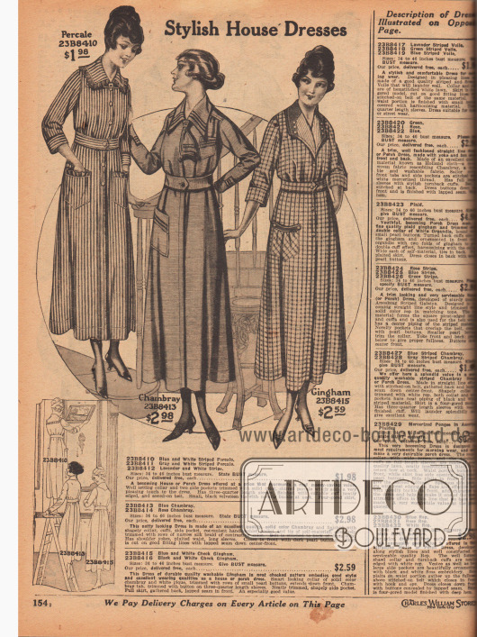 „Modische Hauskleider“ (engl. „Stylish House Dresses“).
Drei günstige Haushaltskleider (engl. „House or Porch Dresses“) für 1,98 bis 2,98 Dollar aus gestreiftem Perkal, Chambray oder kariertem Gingham. Alle Kleider sind mit praktischen Taschen versehen.