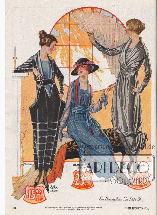 Drei elegante Nachmittags- und Teekleider aus schwarzem Samt, französisch-blauem Georgette oder perlgrauer Taft-Seide für Damen.
Das erste Kleid zeigt den 1919 sehr modischen „peg top“ Rock, der um die Hüfte besonders weit und unten eng geschnitten ist. Der Rock bildet seitliche Tüten. Mehrere Ringe grauer Seidentresse legen sich um Rock und Manschetten. Sehr tiefer V-förmiger Schalkragen aus Satin sowie farblich abstechende Weste.
Zweifarbige, von Hand ausgeführte Perlstickerei ziert den Saum der langen Tunika sowie den Brustbereich des zweiten Kleides. Auch der breite Stoffgürtel aus Satin endet in Perlenquasten bzw. Perlfransen. Passend dazu dünne Ärmel aus duftigem, halbdurchsichtigem Stoff.
Das dritte Modell zeigt einen breiten, um die Schultern gewickelten Schalkragen (hier engl. „colonial collar“). Der Saum, der an der Taille dicht angesetzten Tunika, ist unterhalb der Knie gerafft und drapiert. Das Kleid lehnt sich in der Machart an den Trippel- bzw. Humpelrock der frühen 1910er Jahre an.