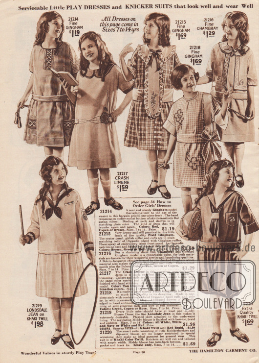 Tages- und Schulkleider sowie ein Sportkleid mit Knickerbockern für Mädchen im Alter von 7 bis 14 Jahren.
Die Kleider sind aus feinem kariertem Gingham, Leinen, Chambray, Londsdale Jeans oder Khakigewebe. Einzelne Kleider sind mit kleinen oder großen Schleifen, Stickereien oder Rüschen garniert. Unten links befindet sich ein Kleidchen mit Matrosenbluse (engl. „Middy-Blouse Dress“), rechts daneben der besagte Knickerbocker Sportanzug.