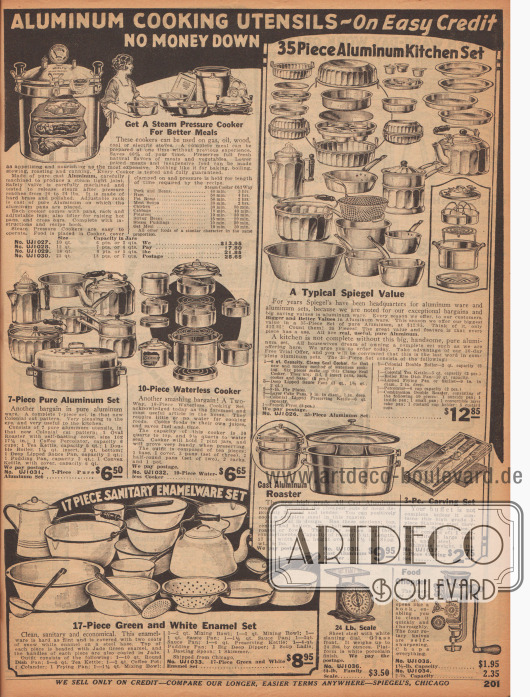 „Kochutensilien aus Aluminium – Zu günstigem Kredit – Keine Anzahlung nötig“ (engl. „Aluminum Cooking Utensils – On Easy Credit – No Money Down“).
Oben links ein Druckkochtopf bzw. Dampfkochtopf aus Aluminiumguss zum schnellen Garen und Kochen von Gerichten.
Mitte links befinden sich ein Set Kochgeschirr aus Aluminium (Kaffeekocher, Stielkasserolle, Bräter mit Deckel, Teekessel, Töpfe mit und ohne Deckel, Stieltöpfe) und ein zehnteiliger Kochtopf zum wasserlosen Garen.
Rechts ein 35-teiliges Küchen-Koch-Set (Backformen, Bratpfannen, Töpfe, Kasserollen, usw.) zum Garen, Kochen, Braten und Backen sowie ein Vorlegebesteck (Tranchiermesser- und -gabel).
Unten werden ein „hygienisches, 17-teiliges Emaillewaren-Set“ (engl. „17 piece sanitary enamelware set“) mit Schalen, Sieben, Töpfen, Pfannen, Kaffeekanne, Heißwasserkessel, Saucen- und Schöpfkellen sowie eine Küchenwaage und ein Fleischwolf angeboten.