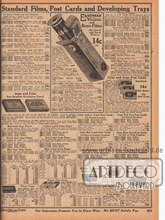 „Standard-Rollfilme, Postkarten und Entwicklungsschalen“ (engl. „Standard Film, Post Cards and Developing Trays“).
Oben werden Rollfilm-Kartuschen der Marken Eastman Kodak („Eastman Vulcan“) und Rexo offeriert. Darunter sind Postkarten und Papiere zur Fotoentwicklung zu finden. Schalen für die Fotoentwicklung sind am unteren Seitenrand.