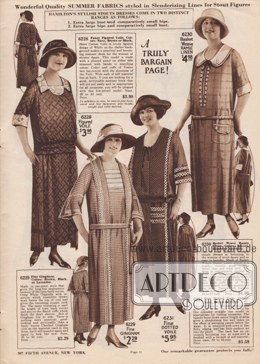 Sommerliche Tages- und Haushaltskleider aus gemustertem Schleierstoff, kariertem Gingham, gepunktetem Schleierstoff sowie Ramie Leinen für stärker gebaute Damen.
Das erste Kleid zeigt eine Garnitur aus weißer Spitze („Venice lace“). Es folgt ein Kleid mit einem Einsatz aus weißem Organdy und halblangen Ärmeln. Auch das nächste Kleid zeigt ein vertikales Panel mit einer Borte aus Ércu-Spitze. Das letzte Kleid besitzt eine Garnitur aus weißem Leinen, aufgesetzte Taschen und kann über die mit kleinen Knöpfen garnierte Front bequem angezogen werden.