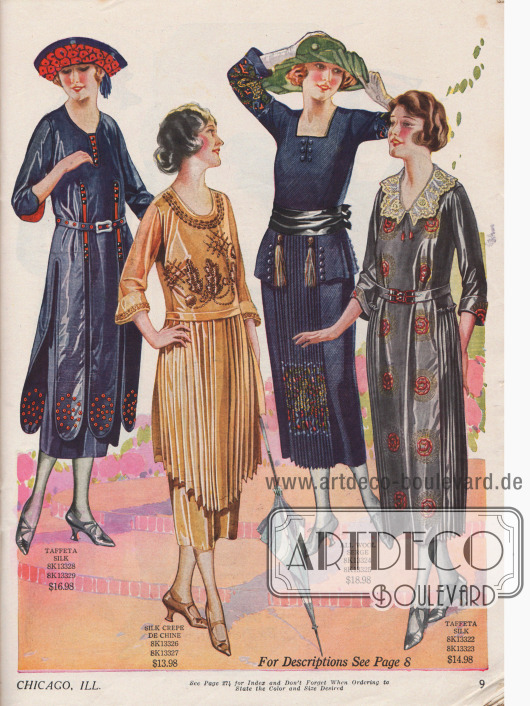 Doppelseite mit Kleidern aus Seiden-Georgette, Seiden-Taft, Seiden Crêpe de Chine und Woll-Serge. Alle Kleider weisen reiche Stickereien oder Ziernähte an den Front- und Brustseiten oder an den Ärmelaufschlägen auf. Zwei Modelle sind mit Spitze garniert. Plissierte Rockteile und Paneele sowie dreiviertellange Ärmel sind charakteristisch für die meisten Kleider.