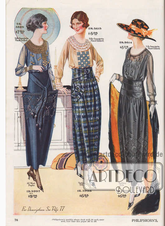 Drei Blusen mit passend aufeinander abgestimmten Röcken für Damen.
Die Blusen sind aus Seiden-Georgette mit von Hand ausgeführten, effektvollen Stickereien. Das erste Modell zeigt opulente Schatten-Stickerei (engl. „Shadow Embroidery“) und Paspelierung sowie duftig leichte Ärmel. Die zweite Bluse zeigt drei Reihen von rüschenarig verarbeiteter Spitze um den kragenlosen Ausschnitt und die engen Manschetten. Die dritte Bluse zeigt kontrastierende Blatt- und Beerenstickereien sowie eine runde Hohlnaht um den Ausschnitt.
Die Röcke sind aus Woll-Popeline und karierter Taft-Seide. Der erste Rock zeigt tütenartig geformte Beuteltaschen und ist ringsum opulent mit heller Stickerei verarbeitet. Der zweite Rock ist (wie das dritte Modell) unterhalb der Taillenpasse dicht angesetzt und wird seitlich über Knöpfe geschlossen. Der dritte Rock zeigt in der Farbe des Rockes gearbeitete Stickerei.