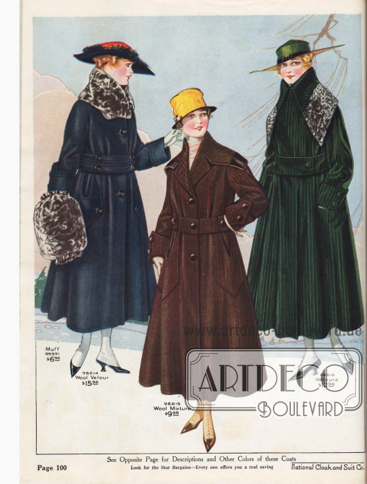 Preiswerte Wintermäntel für Damen aus marineblauem Woll-Velours, braunem Woll-Baumwoll-Mischgewebe und „Veloura“, einem matt glänzenden Plüschgewebe mit feinen Nadelstreifen.
Der überkreuzt getragene Kragen des ersten Mantels ist mit maulwurfsartigem Pelzimitat verbrämt. Passend dazu kann auch ein zylindrischer Muff aus gleichem Material für 6,98 Dollar bestellt werden. Der Mantel besitzt einen breiten Doppelgürtel und aufgesetzte Taschen, wie sie auch am zweiten Mantel zu finden sind. Dieser zeigt große Ärmelaufschläge sowie einen breiten Kragen mit einem schwarzen Plüschrand. Der Rand des dritten Mantels ist wie das erste Modell mit imitiertem Maulwurfsfell besetzt.