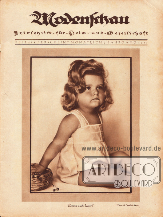 Titelblatt der Modenschau Nr. 224 mit der großformatigen Fotografie eines kleinen blonden, etwa 2 bis 3-jährigen Mädchens, die ihre Hand in einem mit Kirschen gefüllten Körbchen hat. Die Bildunterschrift lautet „Kommt auch keiner?“.
Foto: H. Frendorf, Berlin.