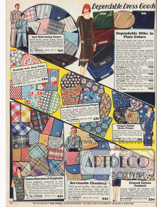 Doppelseite mit verschiedensten Stoffen mit unterschiedlichsten Mustern und Drucken zum Selbstschneidern, wie Flanell, Perkal, Seiden Crêpe de Chine, Bauwoll-Seide, Gingham, Chambray, Baumwoll-Foulard, reine Seiden, Rayon-Satins, Woll-Flanells, reine Wollstoffe, Woll-Tweed, Charmeuse und Rayon-Taft.
Die Breite der Stoffe liegt zwischen 27 und 54 Inch. (also 68,6 und 137,2 cm), während die Preise pro Yard (91,44 cm) Länge gerechnet werden.