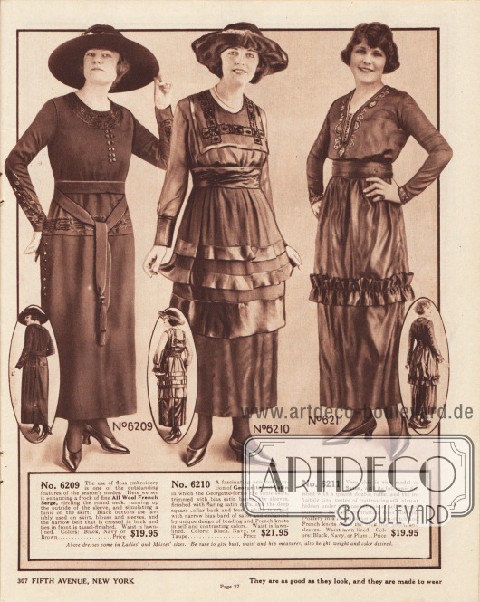 Elegante Nachmittagskleider der oberen mittleren Preiskategorie aus französischem Woll-Serge, Satin-Georgette oder Satin für stilbewusste Damen.
Das erste Modell in recht einfachem Schnitt zeigt rundum geführte Stickerei am Ausschnitt, der Hüfte und an den Unterärmeln sowie schwarze kleine Zierknöpfe. Der sehr lange Stoffgürtel wird vorne lose zusammengeschlungen und endet mit Quasten.
Das zweite Damenkleid besitzt eine Tunika aus Georgette und ist ergänzt mit schmalen Volants aus schimmerndem Satin. Der aufliegende quadratische Kragen ist mit zweifarbiger Perlstickerei bestickt.
Das dritte Kleid präsentiert einen schmalen Westeneinsatz. Um den Ausschnitt und die Unterärmel ist farbige Maschinenstickerei sowie Knötchenstickerei (engl. „French knots“) herumgeführt. Der tunikaartige Rock ist in Kniehöhe mit einer Doppelrüsche ringsum versehen.