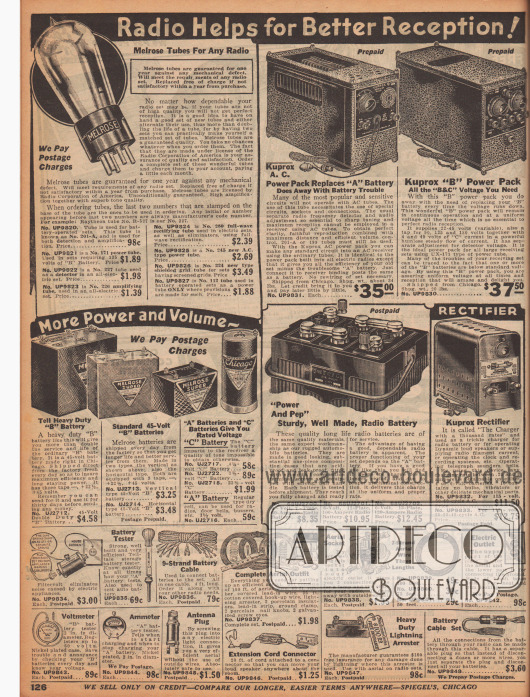 „Radio Hilfen zum besseren Empfang!“ (engl. „Radio Helps for Better Reception!“).
Radioröhren der Marke Melrose für jedes Radio (Modell Nr. 201-A, 171, 227, 226, 280, 245, 224 und 112), Radiobatterien der Marke Kuprox, ein Gleichrichter/Stromrichter für 115 Volt, diverse 45-Volt Batterien für mehr Leistung und Lautstärke, ein Entstörer für Stromschwankungen (hier engl. „Filtervolt“), ein Batterien-Tester, ein Batteriekabel, ein komplettes Antennenset zur Montage auf dem Dach, eine Antennen-Basis, Antennen-Draht, ein Schalter zum Ein- und Ausschalten der Antenne sowie für die Erdung, ein Voltmeter, ein Ammeter (dt. Amperemeter, Stromstärkemessgerät), ein Antennen-Stecker zum Einschrauben in eine normale Lampenfassung als Antennenersatz, ein Verlängerungskabel zwischen Radiogerät und Lautsprecher, ein Blitzableiter für Radiosets sowie ein Batteriekabel-Set.
