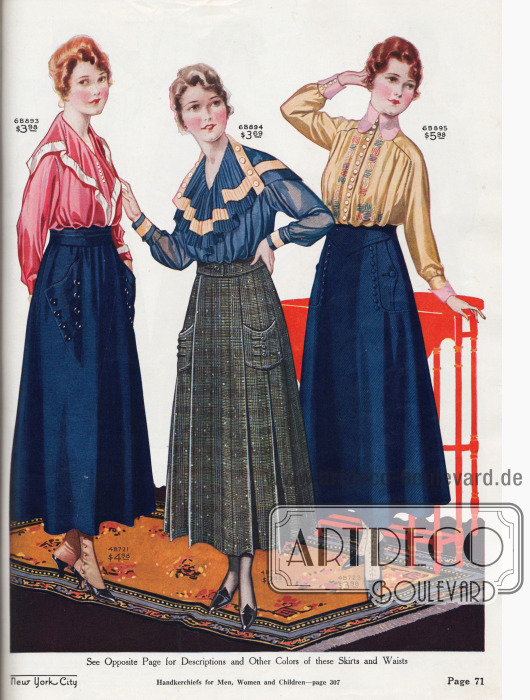 Damenblusen aus rosa Seiden Crêpe de Chine, blau und maisfarbenem Seiden-Georgette Krepp und nochmals maisfarbenem Seiden-Georgette Krepp. Die Röcke sind aus marineblauem Woll-Popeline, grauem Woll-Baumwoll-Mischgewebe und marineblauem Woll-Serge.
Der breite Matrosenkragen der ersten Bluse ist mit weißem Seiden Crêpe de Chine berandet. Die zweite Bluse präsentiert einen jabotartigen Kragen aus plissiertem Stoff, der über die Brust fällt. Die dritte Bluse zeigt einen hohen Stehkragen und farbige Stickerei. Der mittlere Rock besitzt eingearbeitete Falten, während die anderen Röcke glockig fallen.
