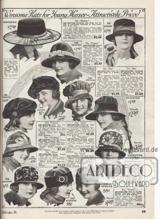 „Gefällige Hüte für junge Mädchen – zu attraktiven Preisen“ (engl. „Winsome Hats for Young Misses – Attractively Priced“).
Hüte aus Velvetta (wohl samtartiger Stoff), Biber-Plüsch (Webpelz), Samt, Cord (Kord), Khaki-Gewebe oder sogar Lackleder (ganz links unten, 3R10268M) für 8 bis 20-jährige Mädchen und junge Frauen.
Unter den Modellen befinden sich ein Hut mit breiter Krempe aus transparentem Gewebe, Schottenmützen (engl. „Tam-O-Shanter“), ein Jockey Hut (3R10270M), Toques sowie ein militärisches Schiffchen (engl. „Over-Seas hat“, unten rechts, 3R10264M) mit einer Metallaufschrift mit dem Schriftzug „Victory“ (dt. Sieg).
Als Aufputz der Hüte dienen Gebinde aus Kunstblumen und Blattwerk, Satinbänder sowie Ripsbänder mit Schleifchen, Bandschleifen, Pompons aus Kaninchenfell, künstliche Rosenknospen, lange Bändchen, Perlornamente oder auch Metallschließen.