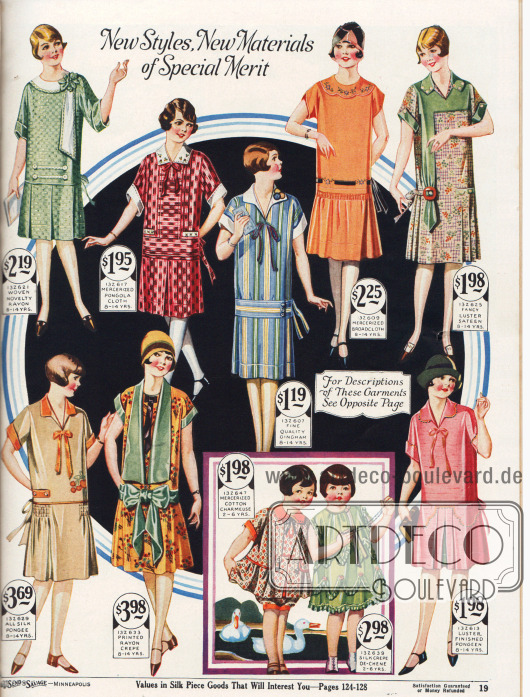 „Neue Moden, neue Stoffe von besonderem Wert“ (engl. „New Styles, New Materials of Special Merit“).
Sommerliche, kurzärmelige Kleider aus gestreiftem Gingham, merzerisiertem Breitgewebe, merzerisiertem Pongee, merzerisiertem „Pongola Cloth“, Rayon, matt glänzendem Satin, japanischem Seiden-Pongee, Rayon Krepp, Seiden Crêpe de Chine sowie merzerisierter Charmeuse für 8 bis 14-jährige Mädchen.
Unten mittig befinden sich zudem zwei „Bloomer Dresses“ (sehr weit geschnittene Kleidchen mit Höschen) für 2 bis 6-jährige Mädchen.