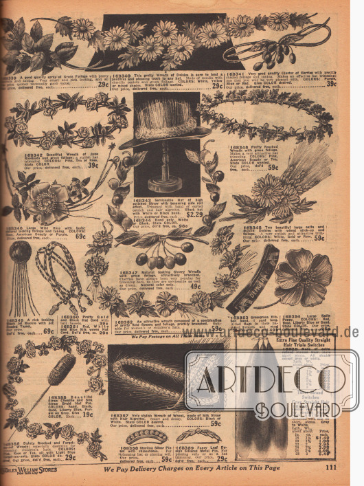 Blüten, Gewinde und Kränze in verschiedenen Formen, Stilen und Größen aus Musselin, Satin oder Chenille zum Aufputzen und Verzieren von ungarnierten Hüten.
Unter den Zierornamenten befinden sich Blumen-, Früchte- und Blütenkränze (z. B. Feldblumen, Margeriten, Gänseblümchen, Wildrosen, Rosenknospen, Vergissmeinnicht, Beeren, Kirschen), Blätter- und Blattwerk, Kordschnüre, Kornähren, Weizen und glänzende Hutnadeln (aus Sterling Silber und mit Strass-Applikationen) sowie ein Schmuckornament aus Jett (alternativ Gagat oder Pechkohle genannt) zum Verzieren und Aufputzen von Hüten.
In der Mitte rechts befindet sich ein Ripsband mit den Nationalfahnen der alliierten Siegermächte des Ersten Weltkriegs mit der goldenen Aufschrift „Democracy“.