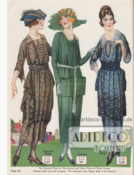 Sommerkleider aus gemusterter Voile und Leinen. Das Kleid links weist ellenbogenlange, kurze, geschlitzte Kimonoärmel auf, während das Kleid rechts außen mit Kragen und Ärmelaufschlägen aus Spitze aufgearbeitet ist.