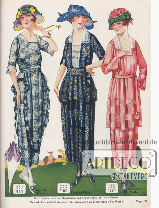 Sommerkleider aus leichten Voilestoffen und kleinen Spitzengarnituren. Das Kleid links weist eine Rüsche in Kaskadenform auf, während das Kleid rechts außen im Tunika-Stil und Volantrock.