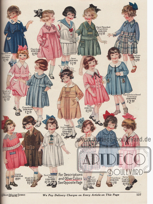 Weite, sackartig geschnittene Hängerkleidchen und ein Kleidchen mit Pumphöschen (engl. „bloomer dress“) aus handbesticktem Leinen, Chambray, Jeansstoff, kariertem und unifarbenem Gingham, Rep (Stoff in Ripsbindung, meist Baumwolle) und Khakistoff für kleine Mädchen von 2 bis 6 Jahren.
Die Kleider zeigen Stickereien, farblich abstechende Garnituren, schmale Rüschen und kleine Zierknöpfe. Ein Modell im Matrosenstil (25B1426) und eines mit Peter Pan Kragen (weißer, spitzer Kragen mit schwarzem, schmalen Schleifchen, 25B1440).