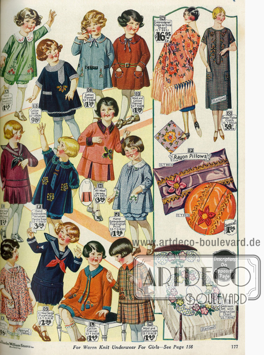 Kleidchen für 2 bis 6-jährige Mädchen und sog. „bloomer dresses“ für kleine Mädchen. Dies sind sehr weit geschnittene, sackähnliche Kleidchen, die mit passenden Höschen getragen werden.
Am rechten Rand befinden sich ein großes Umhängetuch aus Crêpe de Chine, ein Kleid, zwei Kissen aus Rayon und ein Bettüberzug.
