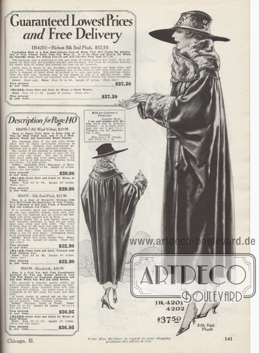 „Garantiert niedrigste Preise und kostenlose Lieferung“ (engl. „Guaranteed Lowest Prices and Free Delivery“).
Warmer Wintermantel aus Seiden-Plüsch (Webpelz mit Robbenfell Textur) in der 1919 modischen Dolman Linie für Damen. Der dicke Wickelkragen sowie die breiten Ärmelstulpen sind mit gewebtem Chinchilla Imitat verbrämt. Der konvertierbare Kragen ist auch als Cape tragbar. Unterhalb der tiefen, runden und glatt verarbeiteten Schulterpasse ist der Stoff dicht angesetzt und fällt Falten werfend. Zum Saum verjüngt sich der Mantel deutlich. Die vorne eingelassenen Schlitztaschen sind mit Taschenpatten versehen. Das Mantelinnere ist durchgehend mit bunt geblümter Paisley Musterung aus Seide ausgestattet.