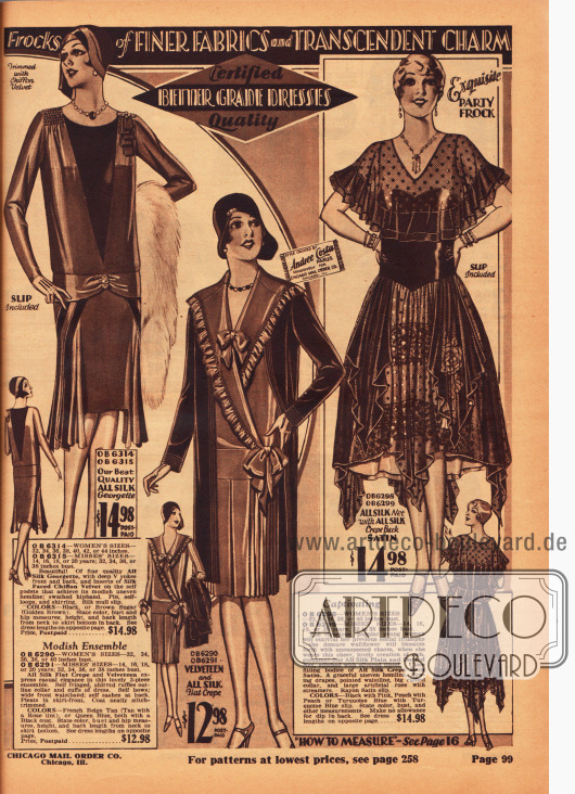 Ein elegantes Nachmittagskleid aus Seiden-Georgette, ein Nachmittagsensemble aus Samt und Seiden Krepp sowie ein verspieltes Ballkleid aus Seiden-Satin Krepp und viel Netzstoff.
Das erste Kleid zeigt einen verlängerten Rocksaum und einen tiefen V-förmigen, dunklen Westeneinsatz. Das zweite Kleid präsentiert einen breiten und langgezogenen Kragen mit Rüsche sowie Schleifen am Ausschnitt und an der Hüfte. Das dritte Kleid ist ein Stilkleid mit sehr weitem Rock, punktuell verlängertem Saum, enger Taillierung und einem weiten Cape.