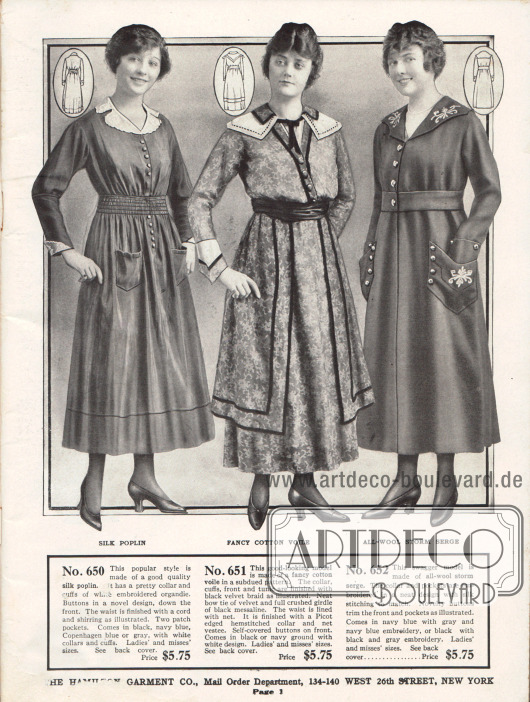 Günstige aber kleidsame Tageskleider aus Seiden-Popeline, fantasievoll bedrucktem Baumwoll-Schleierstoff und dicht gewebtem Woll-Serge.
Das erste Kleid zeigt eine dezent bestickte Garnitur (Kragen und Ärmelaufschläge) aus weißem Organdy. Aufgesetzte kleine Taschen und eine mehrreihige Reihenziehung als Gürtelersatz kennzeichnen dieses Modell. Die Ränder der Tunika, der Brust, des Kragens und der Ärmelaufschläge des mittleren Kleides sind mit schwarzer Samtborte besetzt. Die zierliche Krawatte und der Gürtel sind aus schwarzer Messaline (leichter, matt glänzender Seidenstoff). Der Kragen und die aufgesetzten Taschen des letzten Modells sind mit heller Seide ornamental bestickt. Dekorative Knöpfe zieren Brust, Taschen und Ärmelaufschläge.