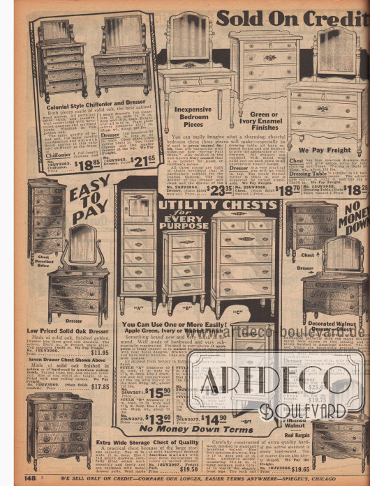 „Verkauf auf Kredit“ (engl. „Sold On Credit“).
Günstige Kommoden mit oder ohne Spiegel, hohe Kommoden und Wäscheschränke mit mehreren Schubfächern sowie ein Toilettentisch als Schlafzimmermöbel.
Die Möbelstücke sind vor allem im Kolonialstil gehalten und aus Eichen-, Nussbaum- oder Walnussbaumhölzern gefertigt. Viele Modelle sind grün- oder elfenbeinfarben lackiert oder sind schlicht unlackiert und zeigen die glatt polierte Holzoberfläche.