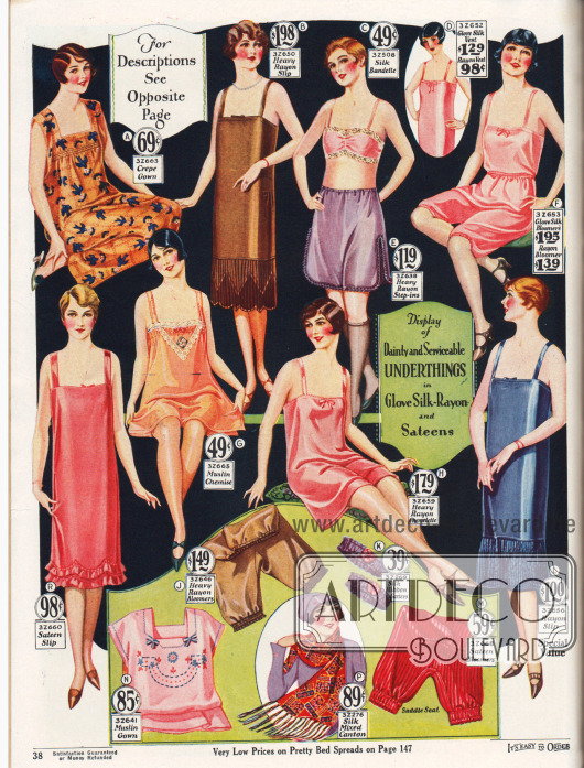 „Auslage mit zierlicher und zweckdienlicher Unterwäsche in feinem Seidenmischgewebe und Satin“ (engl. „Display of Dainty and Serviceable Underthings in Glove Silk-Rayon and Sateens“).
Feine Damenunterwäsche aus Krepp, Rayon in schwerer oder mittlerer Qualität, Seide, Handschuhseide, Satin und Musselin (Baumwollgewebe). Präsentiert werden hier ein langes Nachthemd mit aufgedruckten blauen Vögeln oder Stickereien (A, N), lange Unterhemden mit Plissee oder Rüschen am Saum (B, D, L, R), etwas kürzere Unterhemden (G, H), ein Bustier (hier „Bandette“, C), ein Schlupfhöschen (E), eine zweiteilige Hemd-Pumphöschen Kombination (F), zwei Pumphöschen (J, M), ein Paar Strumpfbandhalter aus Seidenbändern (K) sowie ein bunter Seidenschal mit langen Fransen (P).
