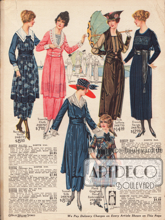 Fünf Damenkleider aus Normandy Voile (Schleierstoff), „Trouville Cloth“ (leinenähnlicher Stoff aus Baumwolle), Tussah Seide, farblich changierendem Seiden-Taft und französischer Baumwoll-Woll-Serge. Unten rechts befindet sich zudem ein handbesticktes Kleid aus kariertem Gingham für 6 bis 14-jährige Mädchen.
Die Kleider präsentieren weiße Garnituren aus Batist mit Hohlnaht, besticktem Pikee oder mit Knöpfen benähtem Satin-Messaline. Stickereien, helle Tressen oder lange Bandgürtel mit Schärpe und Quaste sind modische Details.