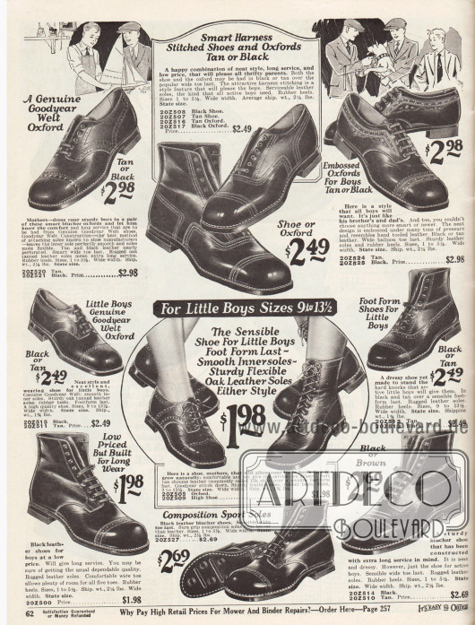 Halbschuhe und Stiefeletten wahrscheinlich aus Kalbsleder für kleinere und größere Jungen.
Gezeigt werden überwiegend Derby Modelle und einzelne Oxford Schuhe. Leichte, dezente Ziernähte, ein Schuhpaar mit Prägung (oben rechts) und Lochlinienverzierungen (Perforationen) sorgen für Abwechslung unter den einzelnen Modellen. Die Schuhe für kleine Jungen unten sind mit extra weichen Sohlen versehen. Die Schuhe sind Rahmenvernäht („Goodyear welted“).
