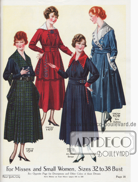 Damenkleider aus marineblauem, kariertem Baumwoll-Serge, weinrotem Baumwoll-Gabardine, marineblauem Woll-Serge und kopenhagenblauem (hellblauem) Seiden-Taft für junge Frauen und Damen mit kleinen Konfektionsgrößen.
Das erste Kleid zeigt eine Kombination aus kariertem und unifarbenem Stoff sowie einen drapierten Rock. Das karierte Material ergibt auch Kragen und Ärmelaufschläge. Er folgt ein zweiteiliges Kleid mit Zierknöpfen, weißem Kragen und Stickerei an der tunikaartigen Jacke. Das dritte Modell präsentiert einen reich plissierten Rock, einen breiten Gürtel mit Stickerei und eine rote Garnitur. Das letzte Kleid zeigt einen Schalkragen, Ärmelaufschläge und neuartige Taschen in farblich abstechendem Material sowie Metallknöpfe.