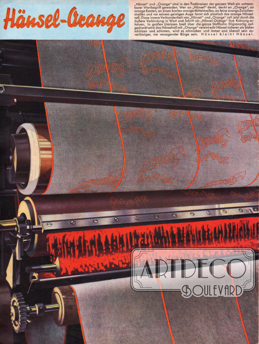 Rückseite des Magazins.
Eigenwerbung für das weltberühmte, auf allen von Hänsel verarbeiteten Stoffen, aufgedruckte orange Hänselross und die Hänsel-Produkte.
Der Text lautet „‚Hänsel‘ und ‚Orange‘ sind in den Fachkreisen der ganzen Welt ein untrennbarer Wertbegriff geworden. Wer an ‚Hänsel‘ denkt, denkt an ‚Orange‘, an orange Kanten, an einen breiten orange Mittelstreifen, an feine orange Zwischenstreifen und vor seinem geistigen Auge formt sich plastisch das orange Hänselroß. Diese innere Verbundenheit von ‚Hänsel‘ und ‚Orange‘ soll jetzt durch die äußere Verbindung in Wort und Schrift als ‚Hänsel-Orange‘ ihre Krönung erfahren. In großen Umrissen breit über die ganze Stoffbahn filigranartig aufgedruckt wird das Hänselroß mit ‚Orange“ vereint echt Hänsel sicherer als bisher schützen und schirmen, wird es schmücken und immer und überall sein zuverlässiger, nie versagender Bürge sein. Hänsel bleibt Hänsel“.