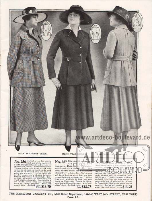 Preisgünstige Schneiderkostüme aus schwarz-weißem, kleinkariertem Mischgewebe, Woll-Serge und Woll-Jersey für Damen.
Die Jacke des ersten Kostüms zeigt einen wandelbaren Kragen, der offen oder geschlossen getragen werden kann. Sehr unauffällig sind die Taschen in die Jacke eingegliedert. Die Aufmachung orientiert sich an dem gängigen und sehr beliebten Norfolk Stil. Das folgende Modell besitzt einen abnehmbaren Überkragen aus weißer Seide. Die beiden Halbgürtel sind mit dekorativen kleinen Schließen befestigt. Falten im Schoß und im Rücken erweitern die Jacke. Die ungefütterte Jacke des Sportkostüms rechts ist doppelreihig und zeigt im Rücken mehrere vertikal verlaufende Biesen (Abnäher).