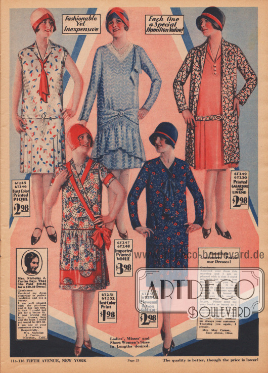 Einfache, sommerliche und bunt bedruckte Haushalts- und Straßenkleider aus Pikee, importiertem Schleierstoff (Voile) und geblümtem Rayon. Rechts oben befindet sich zudem ein Ensemble aus farbigem Gabardine (Mantel) und unifarbenem Leinen (Kleid).
Das erste Kleid oben links ist kurzärmelig, zeigt eine rote Krawatte, V-förmige Biesen und einen beidseitigen Plisseeeinsatz am Rock. Das ebenfalls kurzärmelige Kleid unten links besitzt eine Paspel unter der sich der Rock mit einer Reihenziehung anschließt. Seitliche Schleife. Das blaue Kleid oben mittig hat einen Ausschnitt mit Spitze, eine Schulterdrapierung, einen Volantrock mit Reihenziehung und ist mittels einer Brosche vorne zusammengezogen. Das blaue Kleid unten rechts zeigt eine Schleife aus Kleidmaterial als Ausschnittgarnitur.